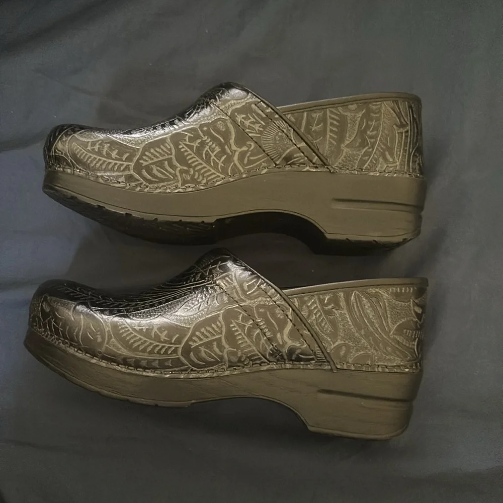 Dansko black leather with flower patterns size 40. - Picture 3 of 12